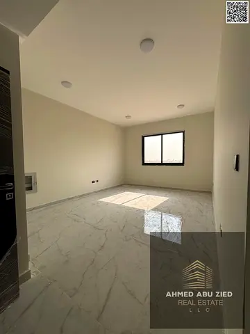 غرفة اول ساكن ماستر صالة كبيرة مطبخ واسع 2 حمام بلكون اطلالة مفتوحة تكييف مركزي تسهيلات في الدفع قريب لمخرج دبي الشارقة قريب الاماكن العامة والخدمية