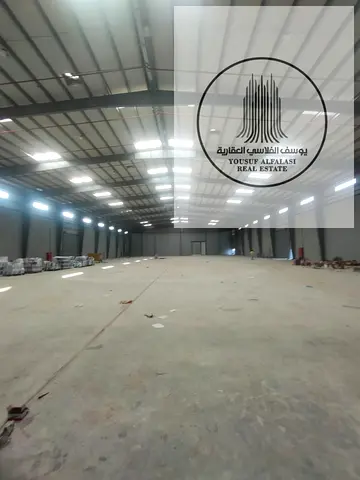 warehouse of 349,790 square feet. The electricity of the entire complex is 2,500 kilowatts. It is ready for reservation.