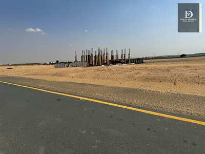 ارض سكني للبيع في الشارقة روضة القرط على الشارع العام مقابل السيوح
