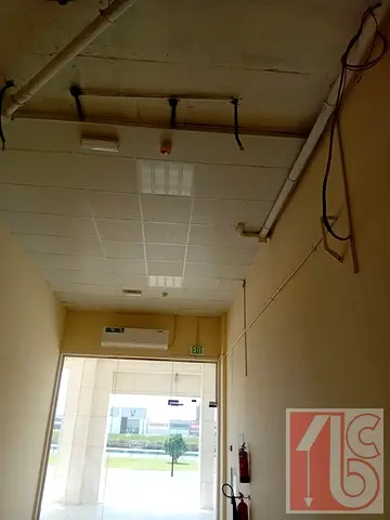 2 شهر مجاناً محل مجهز للايجار على شارع مليحة حوشي الشارقة مساحة واسعة وتسهيلات بالدفعات والتامين شيك لايصرف
