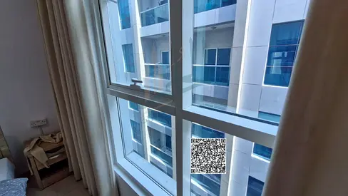 شقة راقية للإيجار في موقع متميز تجمع بين الراحة والفخامة! تتكون من غرف نوم واسعة وصالة أنيقة بتصميم عصري