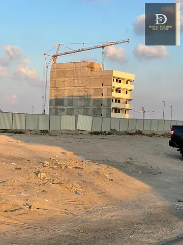 للبيع في الشارقه منطقه مويلع (معسكر الفلاح )  ارض تجاري مساحه 5100 قدم   تصريح ارضي 4 طوابق 50%من السطح