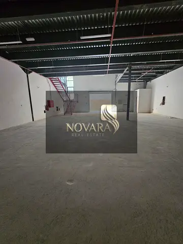 مستودع 4250 قدم مع ميزانيين في الجرف الصناعية 1، كهرباء 70KW وحمامين داخليين، للإيجار السنوي بـ221,000 درهم.