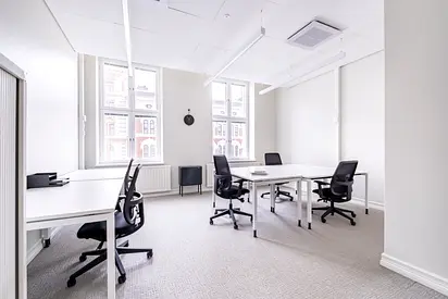 Fully furnished office space for rent in Sharjah, Al Fardan Centre Dubai for 5 persons with everything taken care of