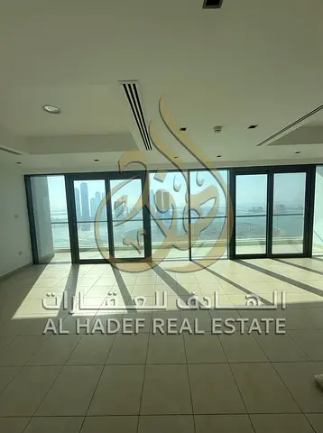 3 غرف وصالة + غرفة خادمة + غرفة غسيل، وتقسيم مريح يناسب العائلات الكبيرة.