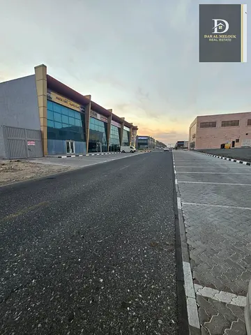 للبيع في الشارقة   منطقة الصناعية 18  قطعة أرض   موقع مميز   على الشارع العام مباشر   شارع مليحة  تصريح معارض ومكاتب