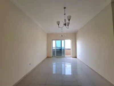 شقة فخمة مكونة من 3 غرف نوم: غرفة نوم رئيسية: شرفة: صالة مغلقة: تكييف مركزي: للعائلة: جاهزة للسكن