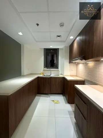 `✨ شقة بغرفة نوم واحدة وحمامين ومطبخ مغلق في أب تاون الزاهية، الشارقة ✨