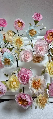 Edible wafer flowers ( 3 flowers ) and fillers in a bouquet