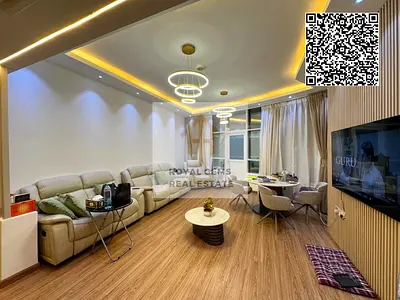 شقة فسيحة بغرفتي نوم بإطلالة مفتوحة بالكامل في برج أورينت مع صالة رياضية وموقف سيارات ومسبح.