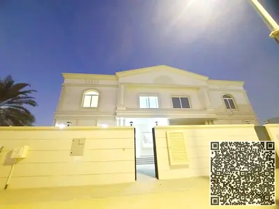 فيلا جديدة وواسعة بخمس غرف نوم | مجلس خاص وغرفة خادمة | موقف سيارات مغطى | موقع مميز في الرمثا، الشارقة | الإيجار: ١٣٠,٠٠٠ درهم إماراتي