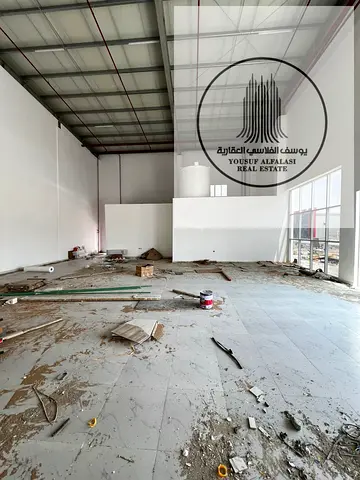 "للإيجار مستودع 2000 قدم مربع، كهرباء 21 كيلو، الإيجار السنوي 90 ألف درهم، جاهز للتشغيل."
