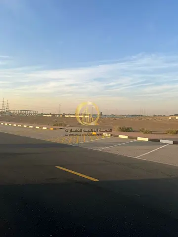 للبيع ارض صناعيه بمنطقه واحه الصجعه الصناعيه بنظام الاقساط 11 سنه مساحه الارض 27000 قدم موقع مميز شارع 36 عام تملك حر للعرب و99 للاجانب