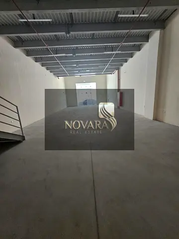 مستودع 3000 قدم بالميزانين للإيجار في الجرف الصناعية 1 بكهرباء 25KW وسعر مميز