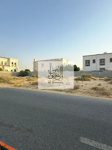 للبيع ارض في الحوشي ع شارع قار
