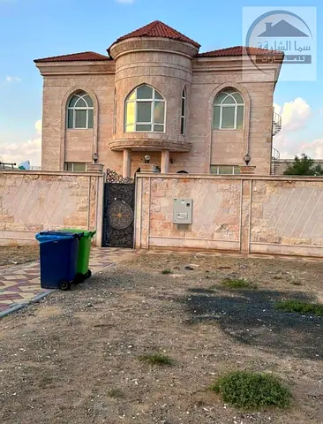 العمر 8 سنوات فقط في منطقه الرحمانيه فيلا جديده بحاله جيده للبيع طابقين تشطيب مميز عدد6 غرف