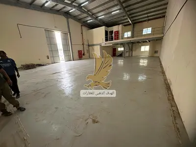 مباشر من المالك للبيع مستودعات + سكن عمال ارضى +1 فى مدينة الامارات الصناعية قطعة زاوية مساحتها 13500 قدم بها 2 مستودع ميزانين وسكن عمال 8 غرف    الش