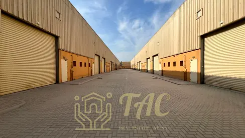 مستودع جديد كلياً بواجهة طريق بمساحة 1960 قدم مربع متاح للايجار في منطقة القوز 1