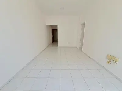 شقة واسعة بغرفة نوم واحدة // شرفة // مكيف هواء نافذة / مكيف سبليت // موقع مميز // مناسبة للعائلات // جاهزة للسكن