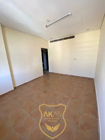 Modern 1-Bed Apartment in Like-New Condition family Building