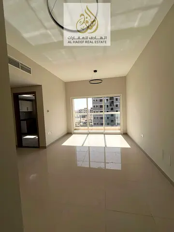 تم افتتاح بناية جديدة 🆕✨ أول ساكن، شقة مميزة غرفتين وصالة مع 3 حمامات 🚿🚿🚿، تتمتع بمساحات كبيرة وتصميم عملي يوفر أقصى درجات الراحة والخصوصية للعائل