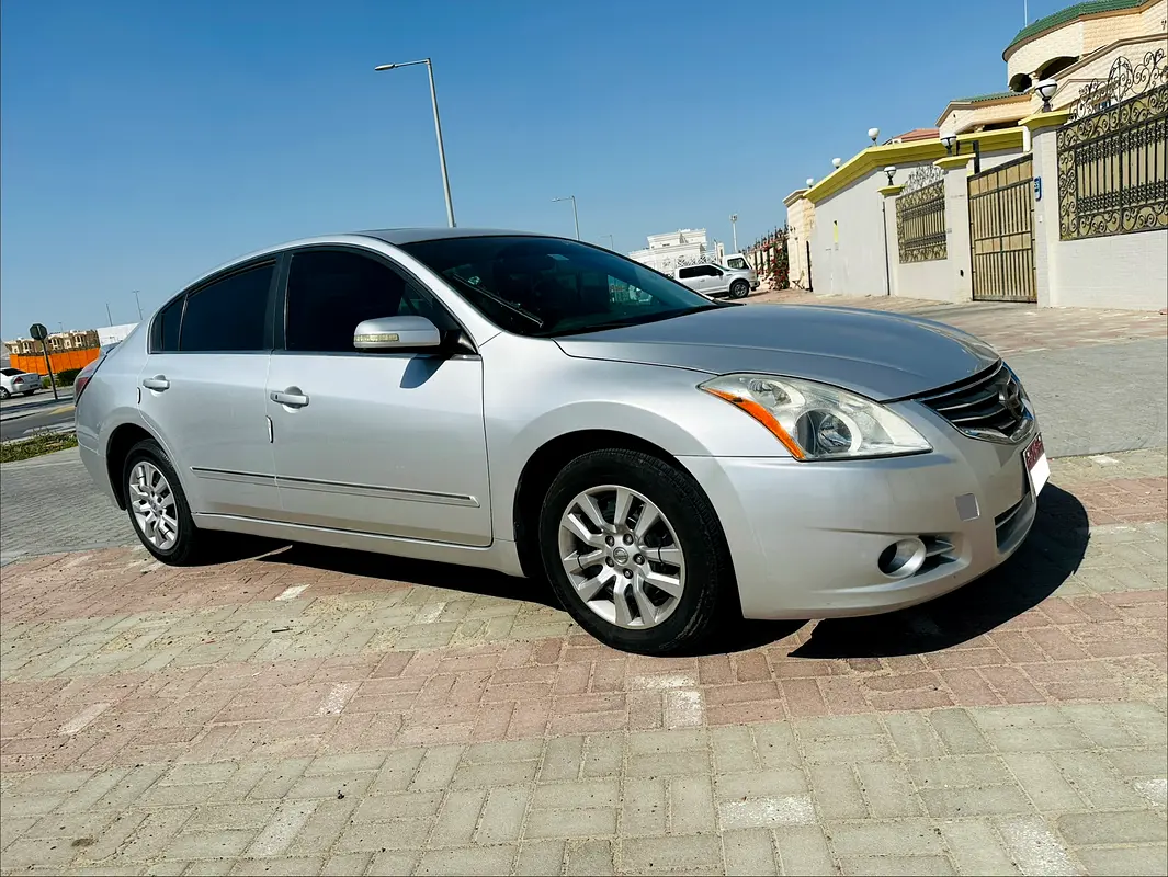 Nissan Altima 2012 — photo 1 of 11