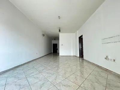 بدون وديعة: شقة واسعة مكونة من غرفتي نوم وحمامين: شرفة: نافذة/مُقسمة تكييف: مركزي غاز: موقع مميز: قريب من الحديقة: للعائلة