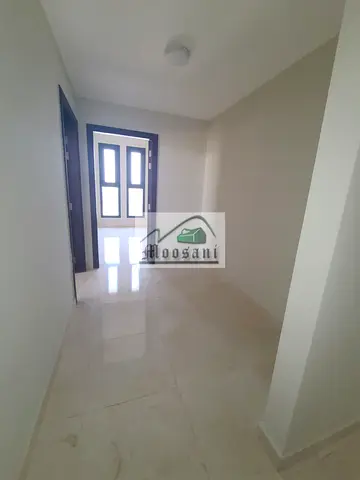 شقة واسعة في مبنى جديد كلياً، غرفتا نوم وصالة مع 3 حمامات وموقف سيارات، تقع بالقرب من جميع المدارس والجامعات الكبرى في عجمان، مع سهولة الوصول إلى دبي.