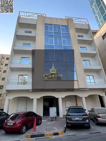 متاح غرفه وصاله اول ساكن تاني صف من كورنيش عجمان مقابل دوار السفينه بنايه جديده ومساحات ممتازه