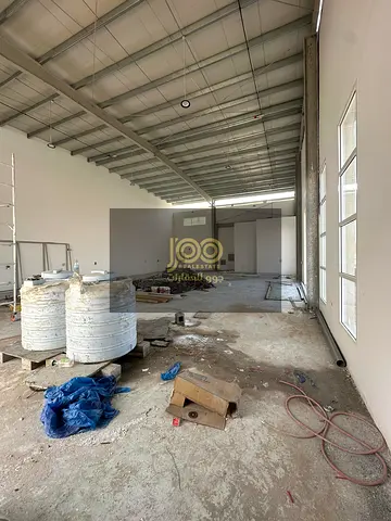 الكهرباء 135 \مجمع مكون من 3 مستودعات وأرض \متاح لجميع الانشطة