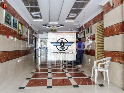 عرض رائع مبنى عائلي بالكامل مكون من غرفة نوم واحدة وحمام ومطبخ 33 ألفًا مع شرفة بالقرب من مخرج دبي ويقع في موقع مميز