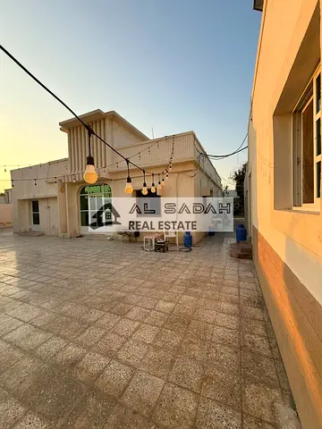 بيت للبيع في منطقة الغافية - مساحة البيت 8035 مترمربع .. 
- الفيلا فيها 4 غرف و صاله و 2 حمام .. 
- مطبخ خارجي + غرفة العاملة مع الحمام و استور
- ملحق فيها 2 غرف + مطبخ + حمام و صاله 
- البيت ماشاء كب