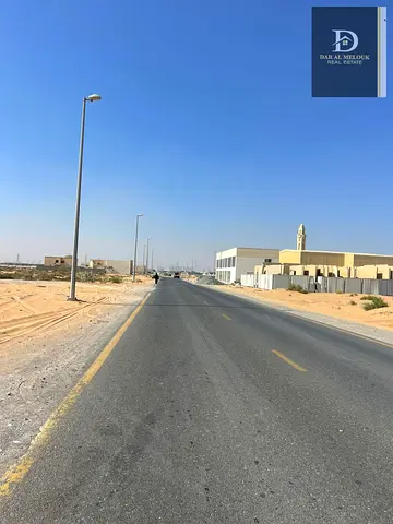 للبيع في الصجعة: أرض صناعية على شارع عريض 142 متر