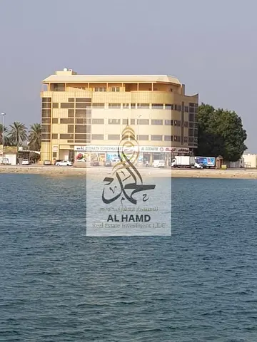 للأيجار معرض كبير استخدام هايبر ماركت كبير مقابل الكورنيش الجديد بام القيوين زاوية علي شارعين