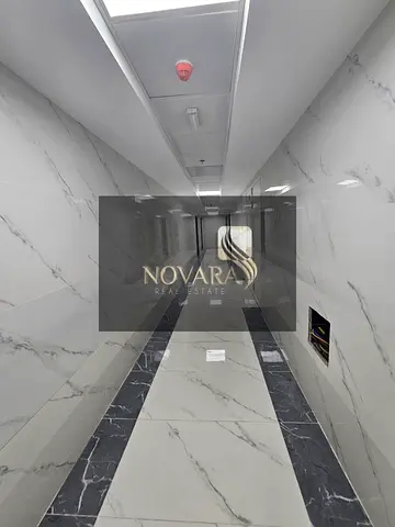 مكتب جديد للإيجار السنوي في الجرف الصناعية 3 خلف السوق الصيني غرفة وصالة وحمامين بسعر 25,000 درهم