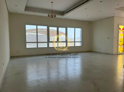 على شارع الرئسي مباشره وزاويه عاى شارعين و امام المسجد مباشره في الحوشي