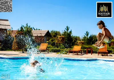 الفيلا جاهزة للسكن فورًا داخل كمباوند متكامل الخدمات، مع ميزة مهمة جدًا السعر شامل رسوم الماء والكهرباء مما يوفر عليك مصاريف إضافية ويمنحك راحة بال