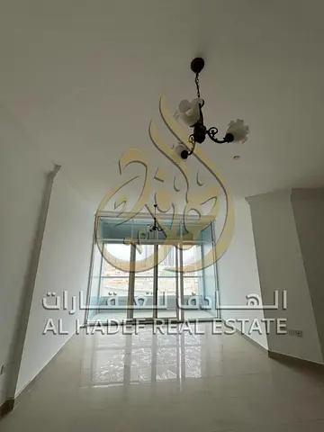 متاح للإيجار – منطقة التعاون | شقة مميزة  شقة فاخرة بمساحة واسعة، مناسبة للعائلات، تتكون من 3 غرف وصالة مع غرفة خادمة وبلكونة بإطلالة مفتوحه شهر باركن
