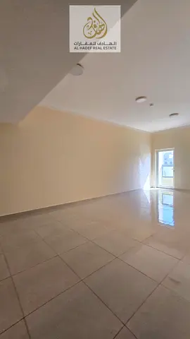 🏢 للإيجار السنوي – شقة ثلاث غرف وصالة منعزلة بإطلالة مفتوحة في الجرف 2 – عجمان