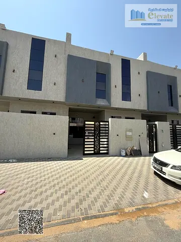 تاون هاوس حديث جديد مكون من 4 غرف نوم للبيع.