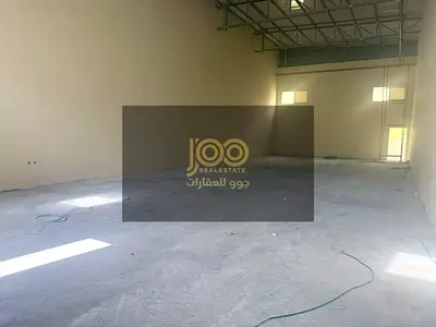 للايجار مستودع مميز في منطقة ام الثعوب يتميز بمساحة واسعة يتيح سهولة حركة الرافعات والمركبات الصغيرة ويوفر مرونة عالية في تنظيم التخزين او تقسيم