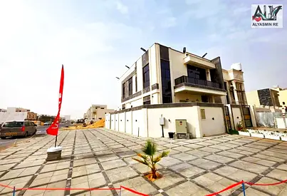 تملك فيلا شامل كل شئ (كهرباء ومياة ومكيفات و رسوم التسجيل ) كرنر على شارع رئيسى وسط جميع الخدمات