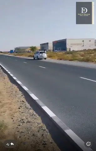 للبيع في الشارقه منطقه   الصجعه الصناعيه   ارض مساحه 16000 قدم