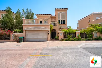 Min stay 5 nights required!! Picturesque 2BR Villa in JVC with private garden