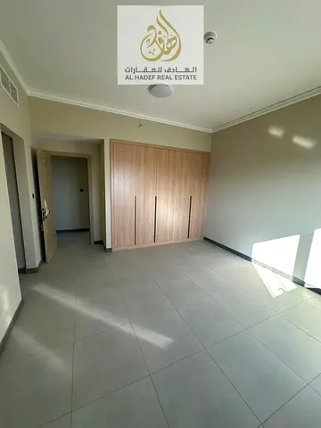 شقه ثلاث غرف وصاله وغرفه خادمه ومكتب وغرفه غسيل وباركن اول ساكن تشطيبات سوبر ديلوكس