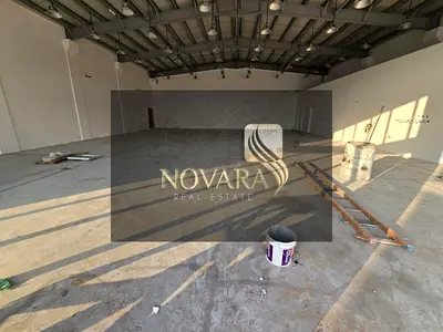 يتوفر معرض للإيجار في الجرف 3 بمساحة 5500 قدم مربع، يقع على شارع رئيسي