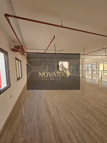 شوروم (صالة عرض) بمساحة 8300 قدم مربع مع ميزانين ومساحة ارتداد خارجية