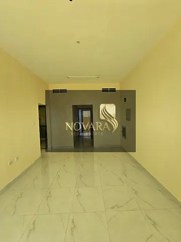 مكاتب جديدة للإيجار السنوي بالجرف الصناعية 3 خلف السوق الصيني، أول ساكن، غرفة وصالة وحمامين، مثالية لبدء نشاطك بسعر 25,000 درهم.