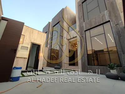 فرصة قوية لامتلاك توين فيلا فاخرة بتصميم عصري وتشطيبات حديثة، مع واجهات بانورامية وحديقة خاصة ومسبح، مناسبة للسكن العائلي الراقي أو الاستثمار.