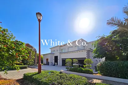 Large Corner Villa | Full Lake View | VOT